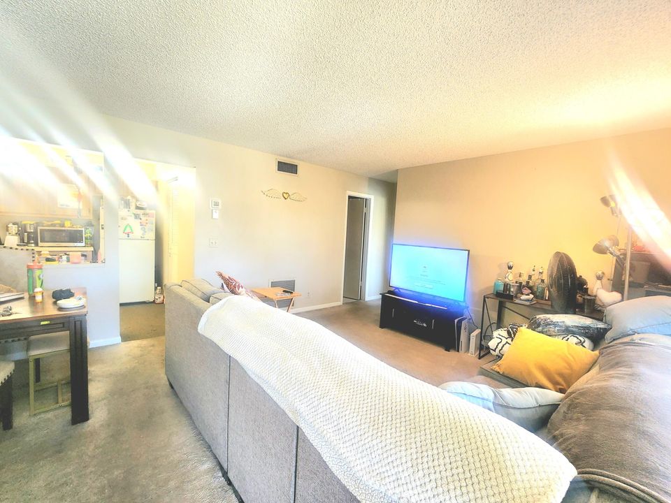 出租: $1,350 (1 贝兹, 1 浴室, 639 平方英尺)