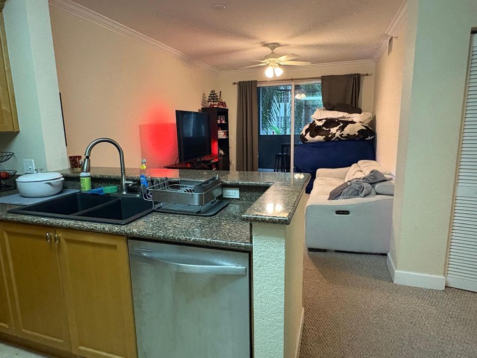 Active With Contract: $1,850 (1 beds, 1 baths, 744 Square Feet)