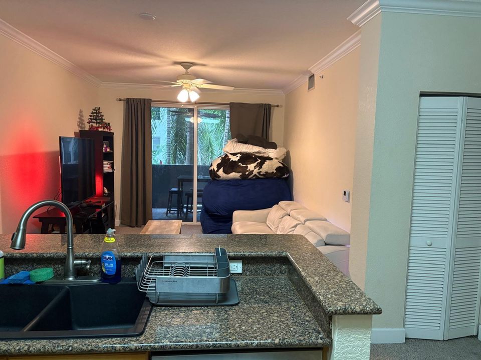 Active With Contract: $1,850 (1 beds, 1 baths, 744 Square Feet)