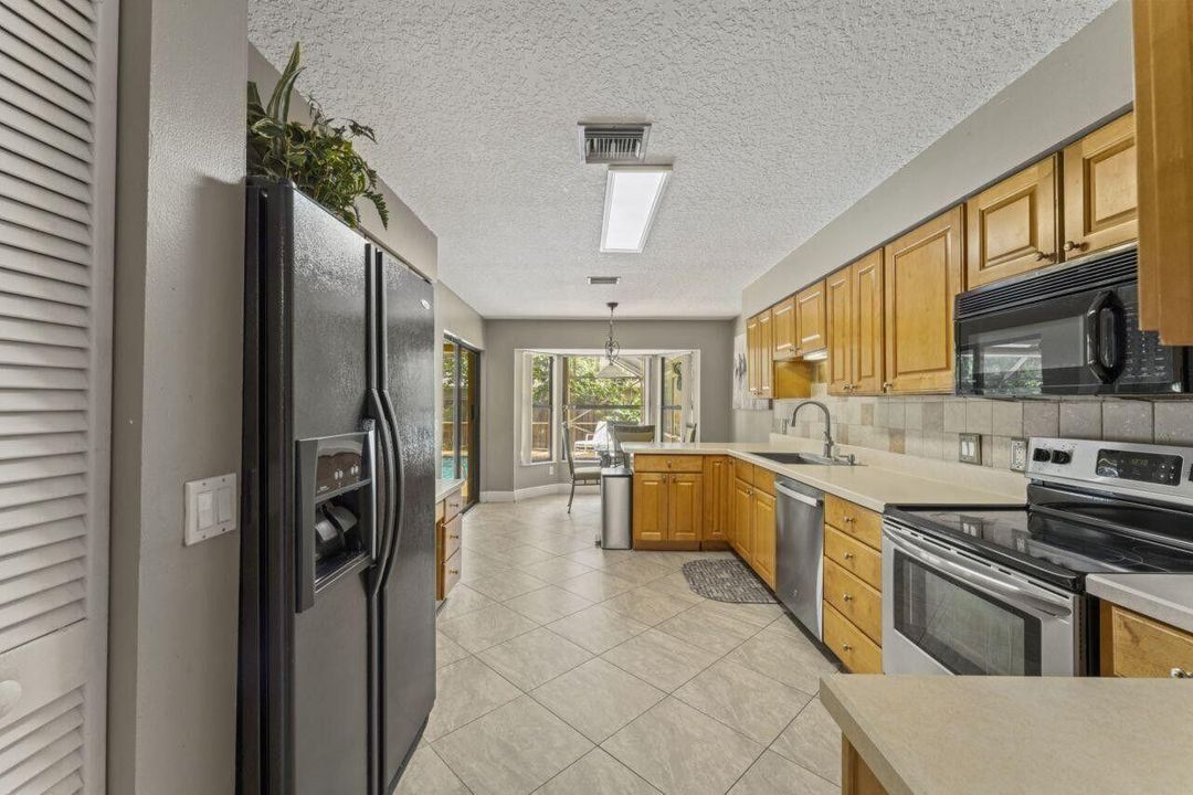 For Rent: $4,000 (3 beds, 2 baths, 1975 Square Feet)