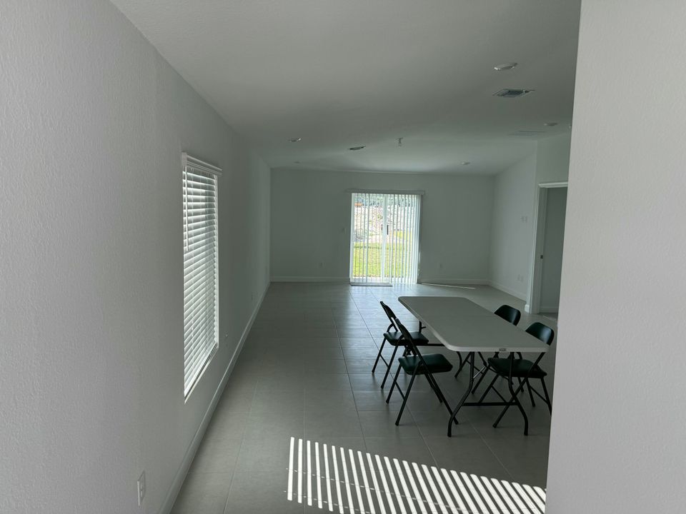 En Renta: $2,700 (4 camas, 2 baños, 1817 Pies cuadrados)