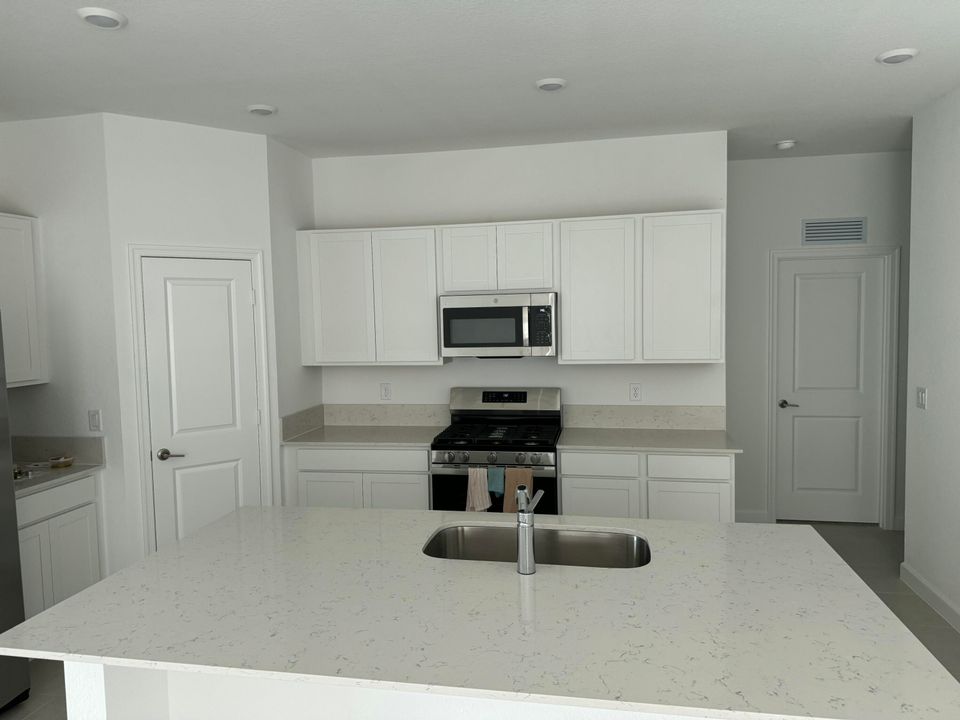 En Renta: $2,700 (4 camas, 2 baños, 1817 Pies cuadrados)