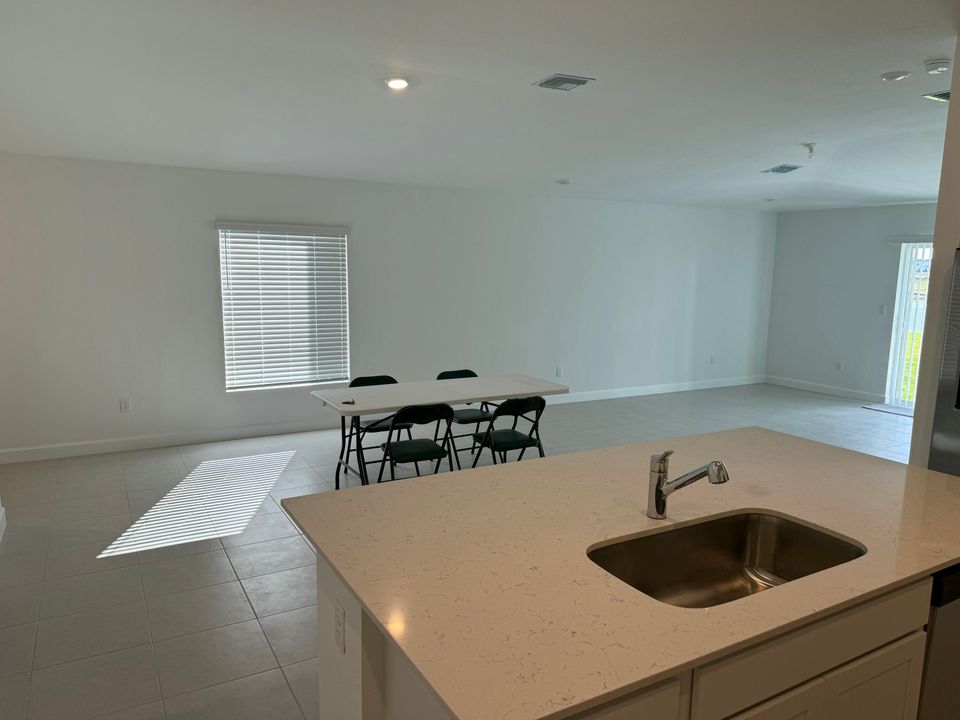 En Renta: $2,700 (4 camas, 2 baños, 1817 Pies cuadrados)