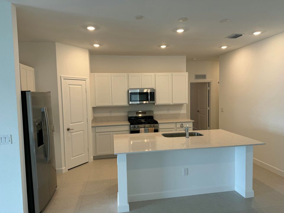 En Renta: $2,700 (4 camas, 2 baños, 1817 Pies cuadrados)