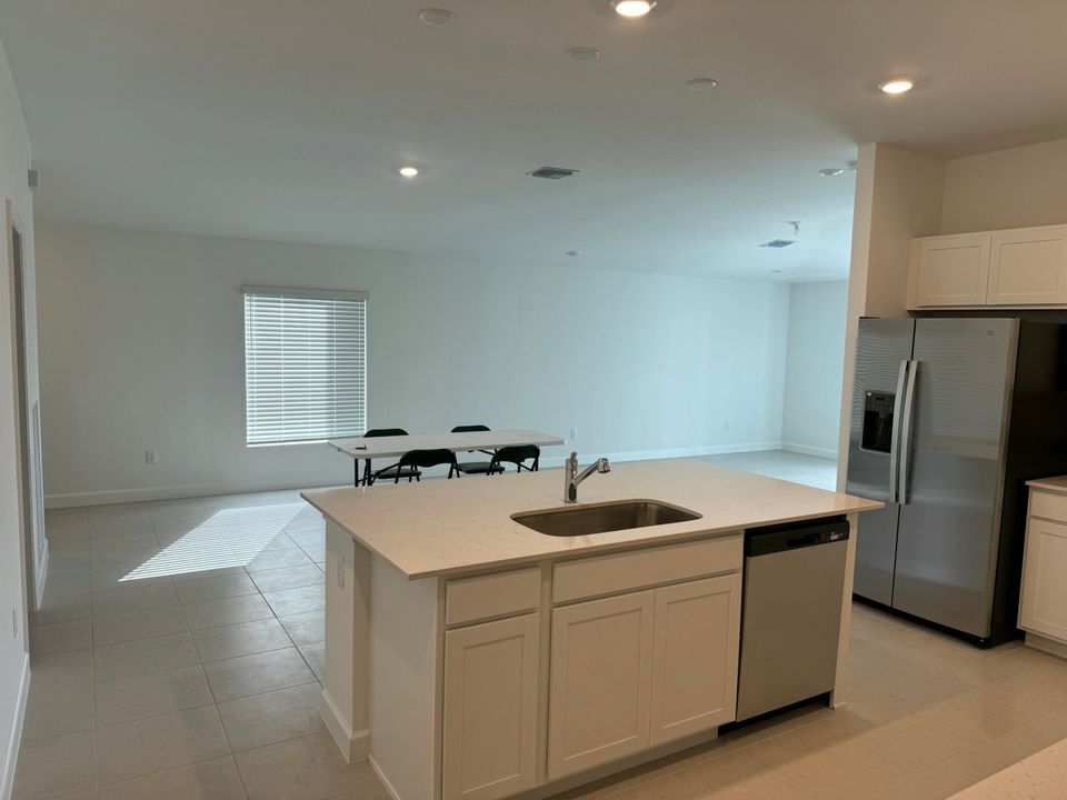 En Renta: $2,700 (4 camas, 2 baños, 1817 Pies cuadrados)