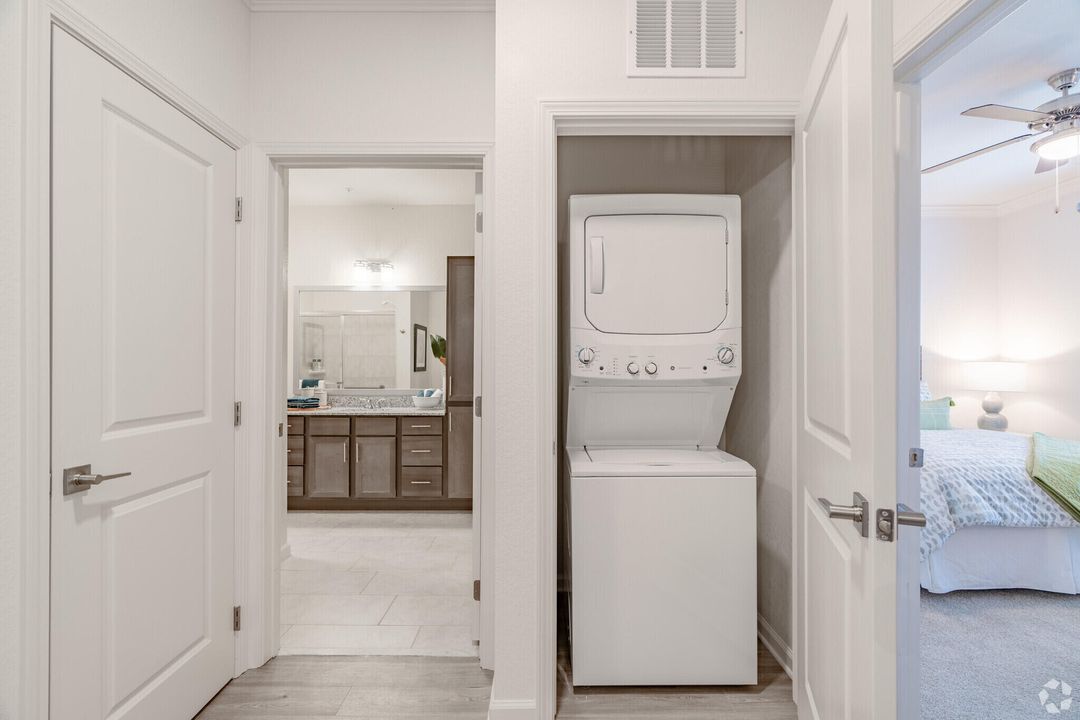 For Rent: $2,459 (1 beds, 1 baths, 858 Square Feet)