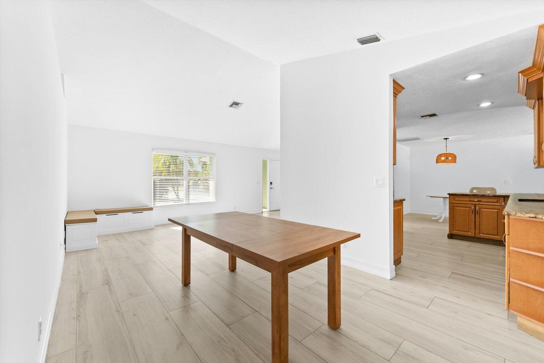 待售: $699,000 (3 贝兹, 2 浴室, 1684 平方英尺)