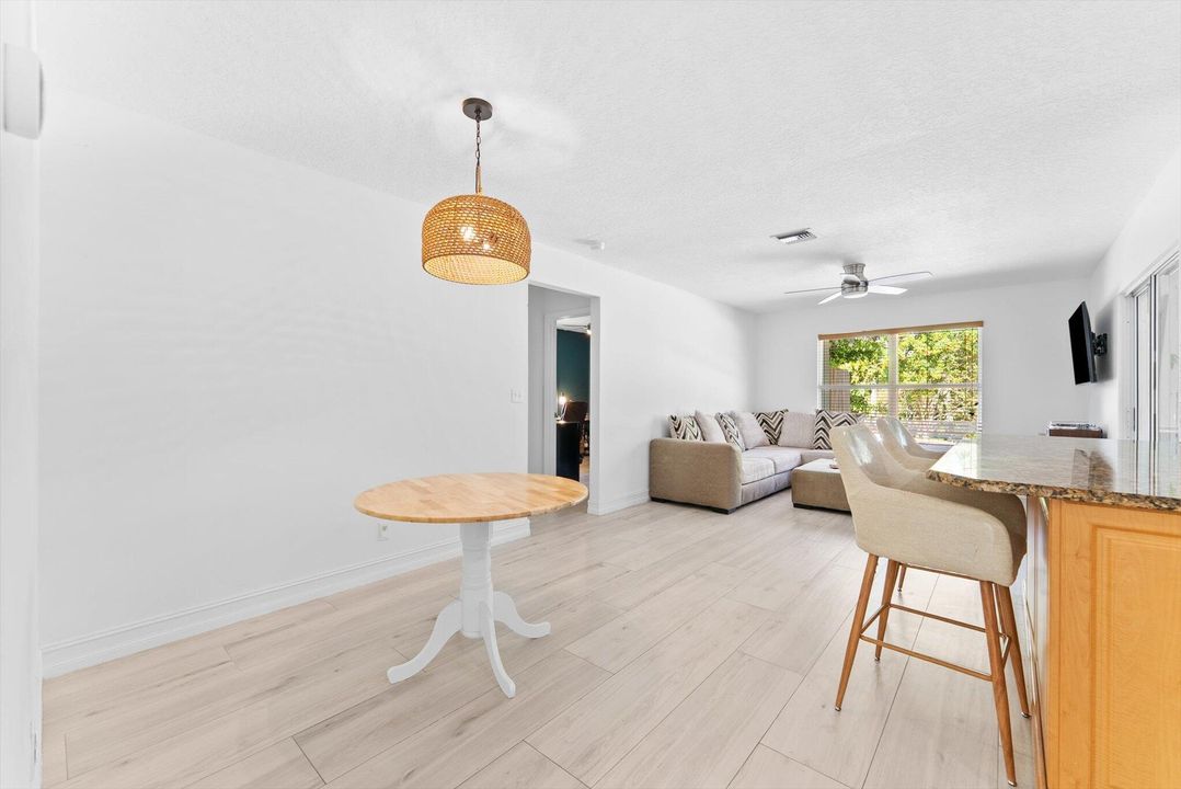 待售: $699,000 (3 贝兹, 2 浴室, 1684 平方英尺)