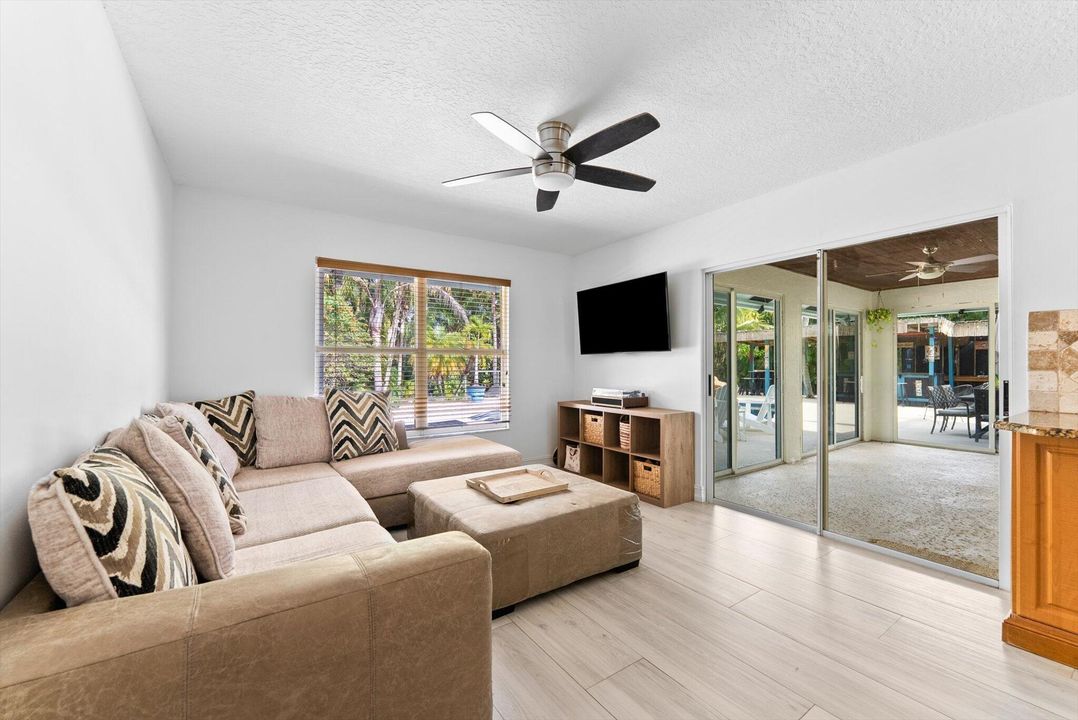 待售: $699,000 (3 贝兹, 2 浴室, 1684 平方英尺)