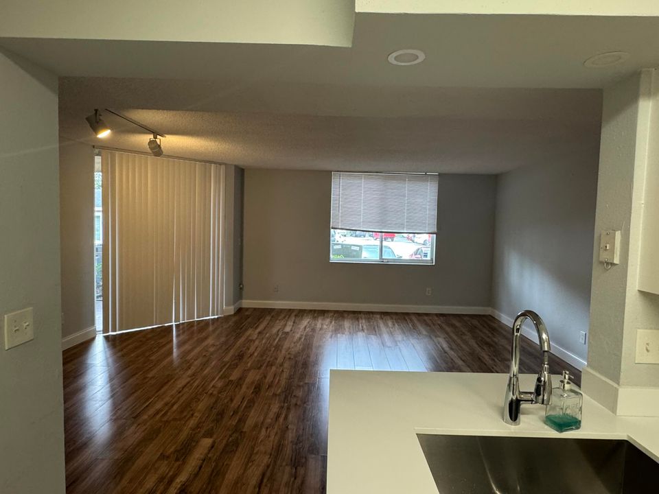 For Rent: $1,700 (1 beds, 1 baths, 820 Square Feet)
