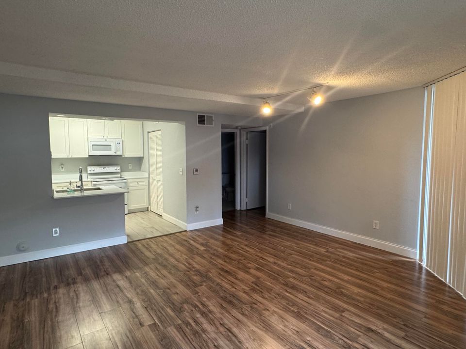 For Rent: $1,700 (1 beds, 1 baths, 820 Square Feet)