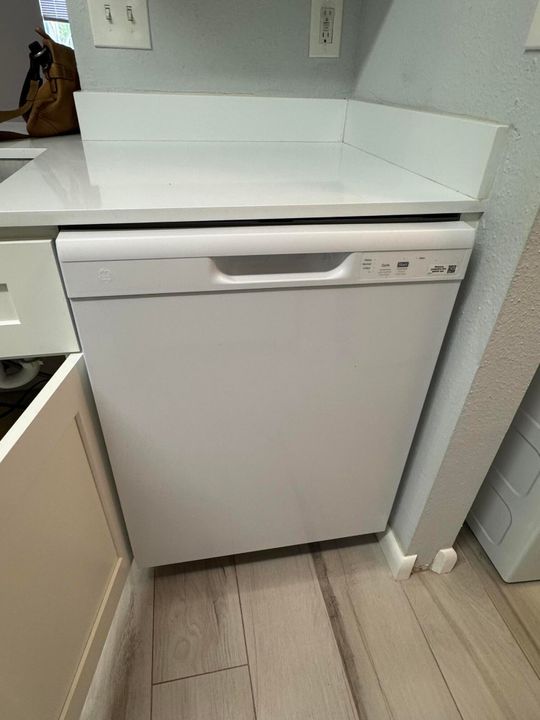 For Rent: $1,700 (1 beds, 1 baths, 820 Square Feet)