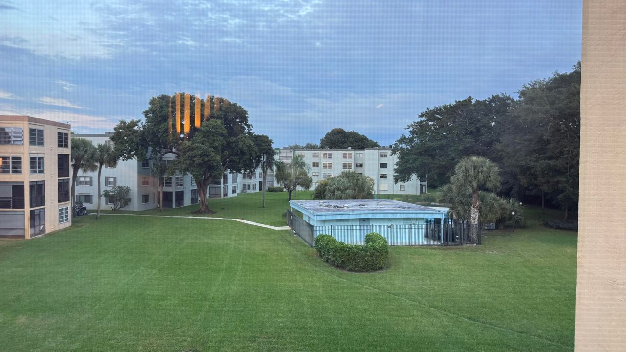 Active With Contract: $1,650 (1 beds, 1 baths, 741 Square Feet)