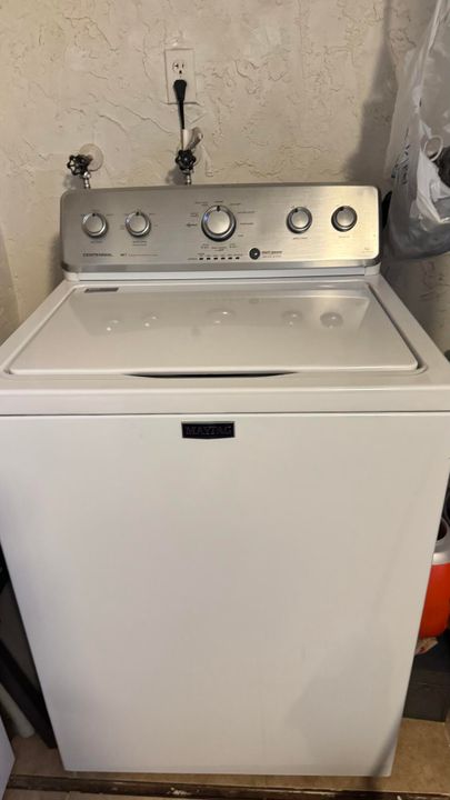 Active With Contract: $1,650 (1 beds, 1 baths, 741 Square Feet)