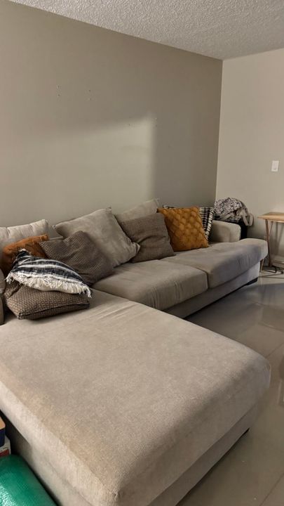 Active With Contract: $1,650 (1 beds, 1 baths, 741 Square Feet)