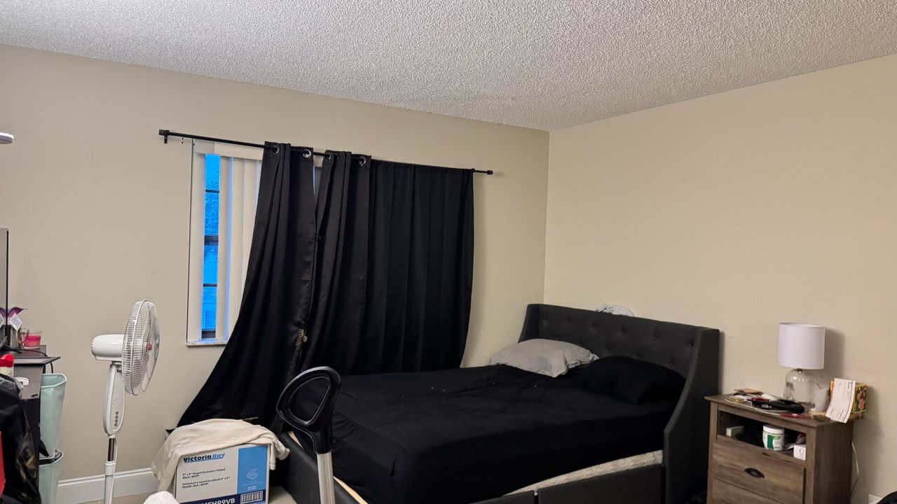 Active With Contract: $1,650 (1 beds, 1 baths, 741 Square Feet)