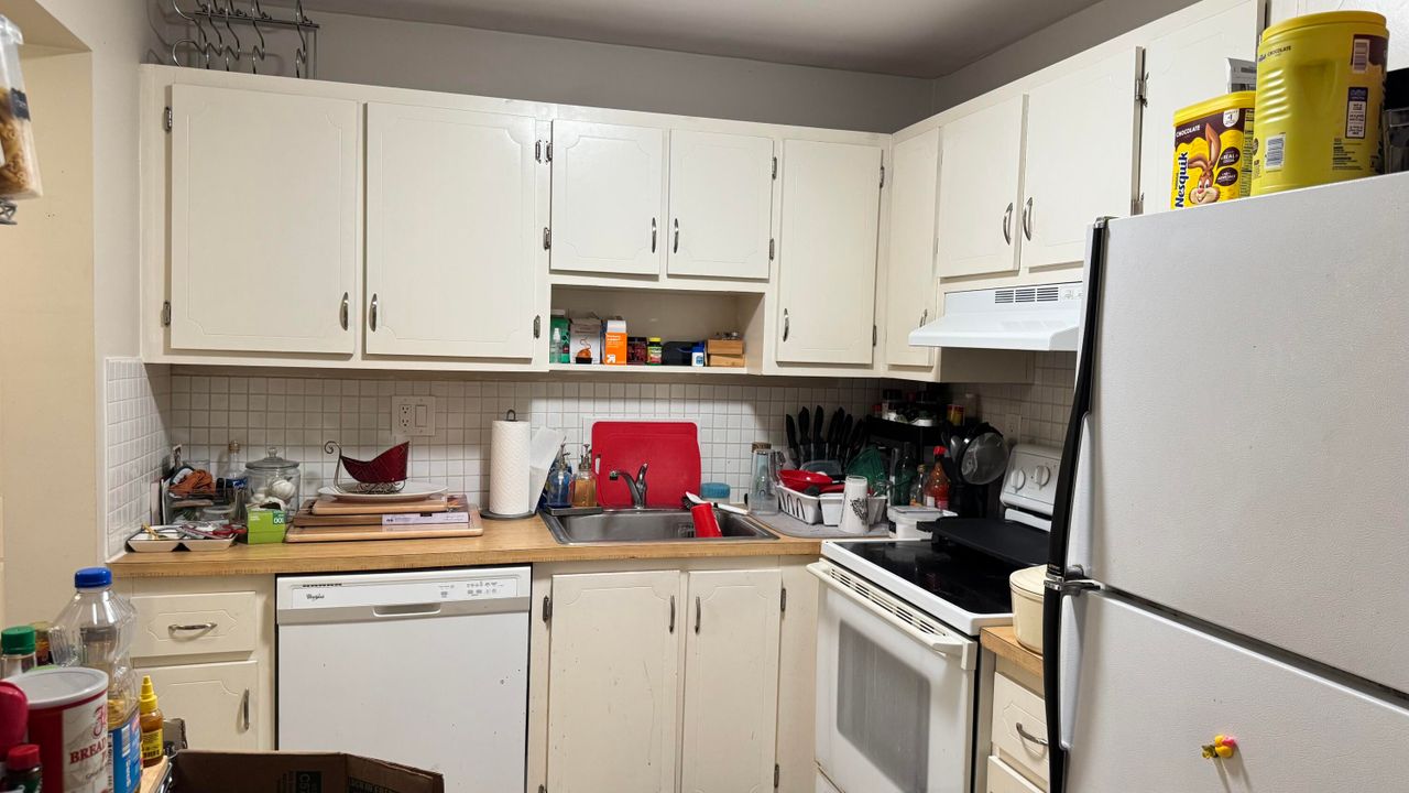 Active With Contract: $1,650 (1 beds, 1 baths, 741 Square Feet)