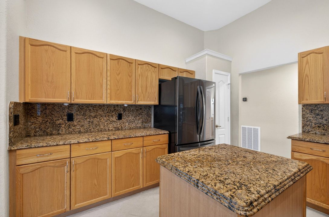 For Sale: $950,000 (4 beds, 3 baths, 3086 Square Feet)