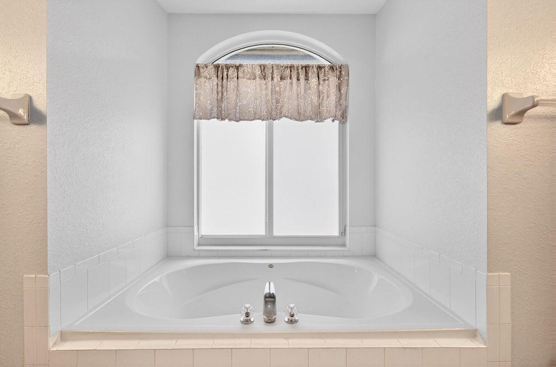 For Sale: $950,000 (4 beds, 3 baths, 3086 Square Feet)