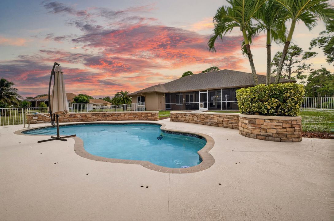 For Sale: $950,000 (4 beds, 3 baths, 3086 Square Feet)