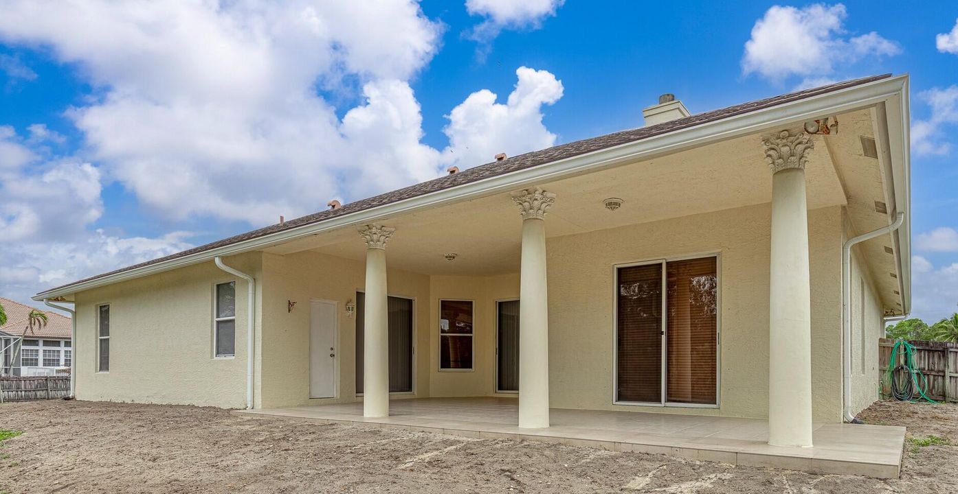 Под контрактом: $740,000 (4 спален, 3 ванн, 2840 Квадратных фут)