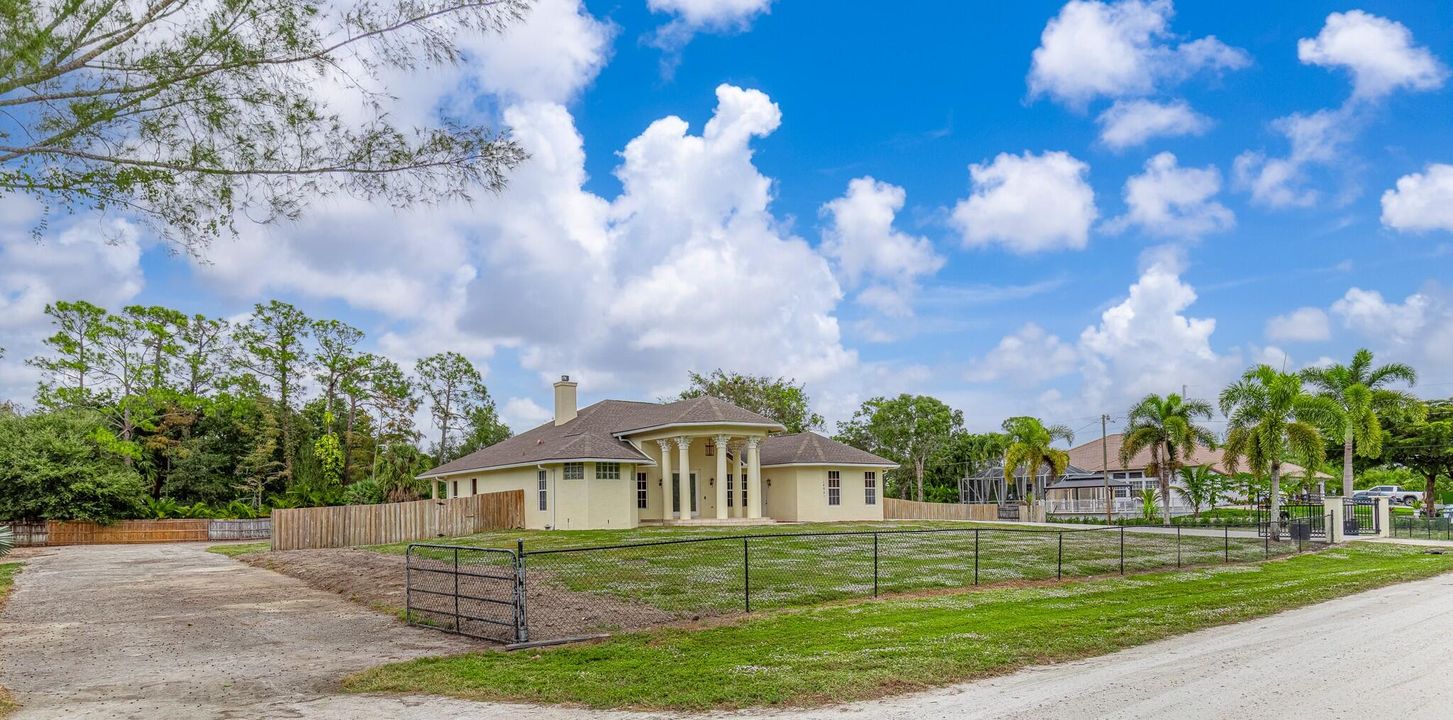 Под контрактом: $740,000 (4 спален, 3 ванн, 2840 Квадратных фут)