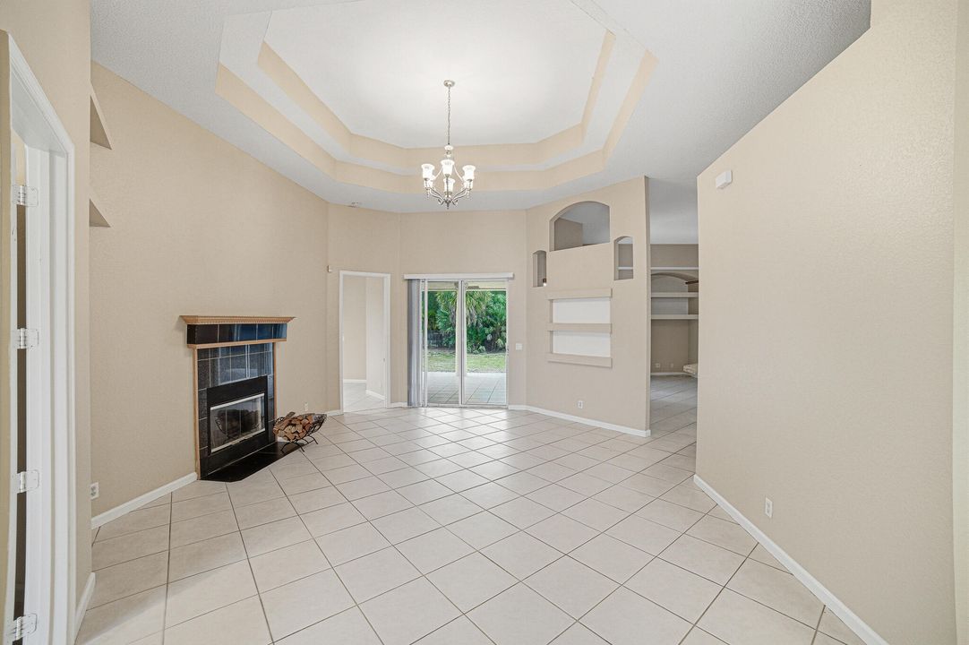 Под контрактом: $740,000 (4 спален, 3 ванн, 2840 Квадратных фут)