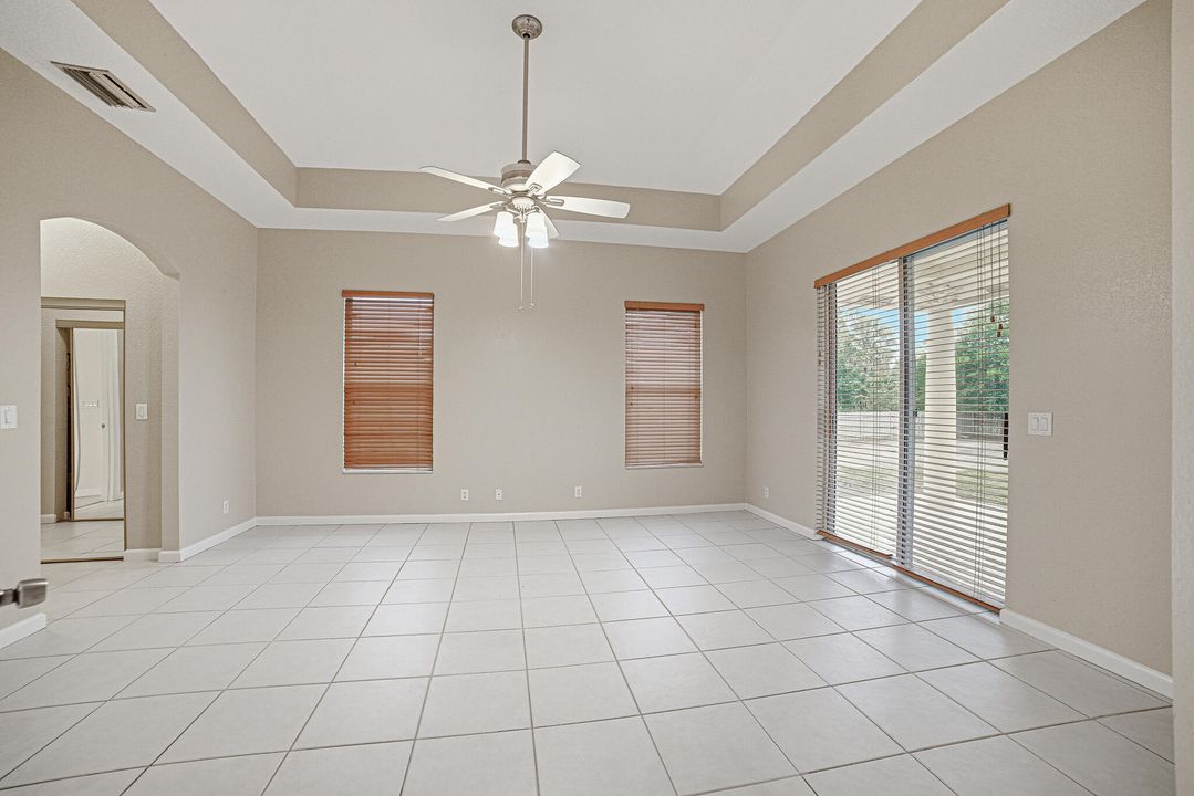 Под контрактом: $740,000 (4 спален, 3 ванн, 2840 Квадратных фут)