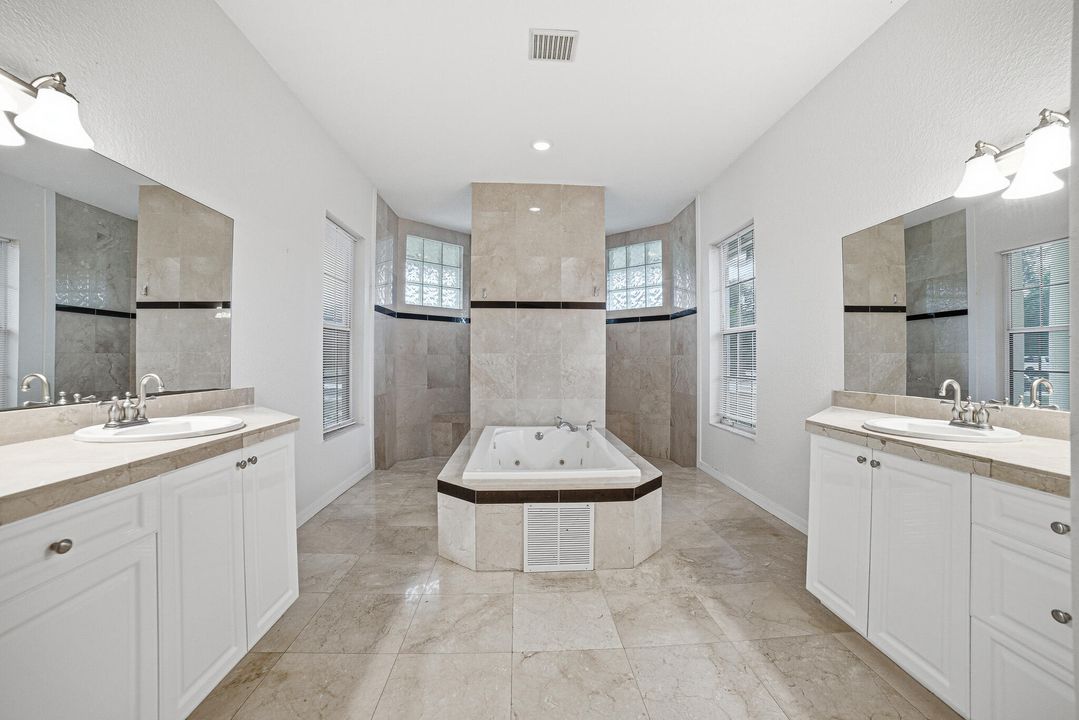 Под контрактом: $740,000 (4 спален, 3 ванн, 2840 Квадратных фут)