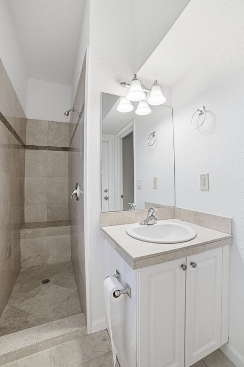 Под контрактом: $740,000 (4 спален, 3 ванн, 2840 Квадратных фут)