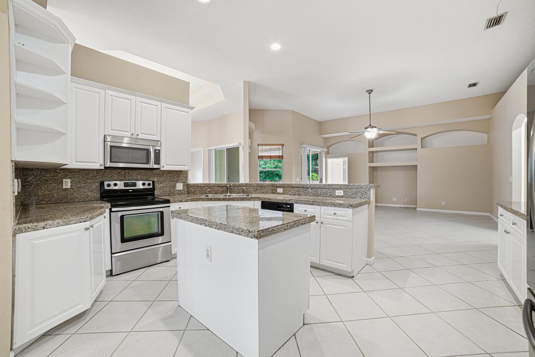 Под контрактом: $740,000 (4 спален, 3 ванн, 2840 Квадратных фут)