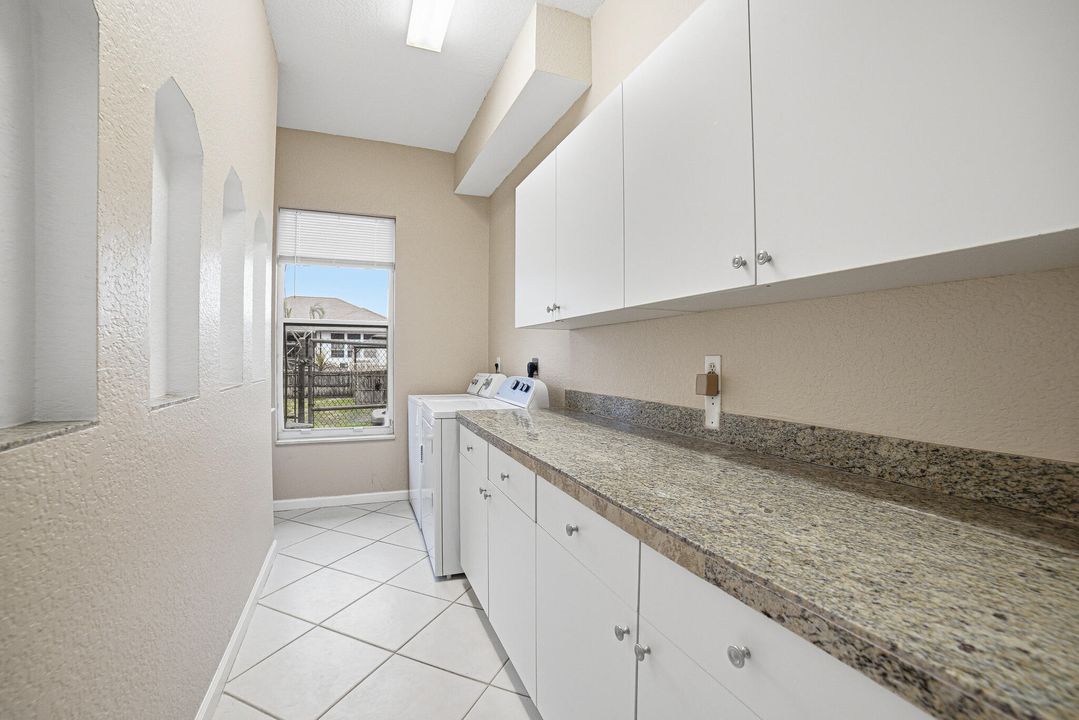 Под контрактом: $740,000 (4 спален, 3 ванн, 2840 Квадратных фут)