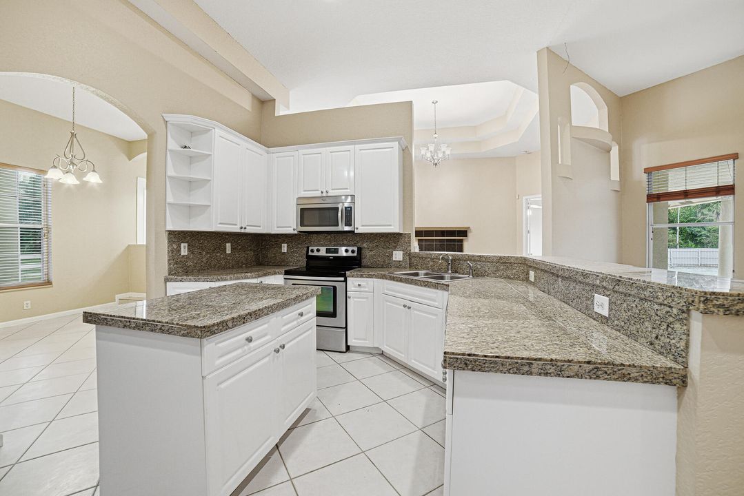 Под контрактом: $740,000 (4 спален, 3 ванн, 2840 Квадратных фут)