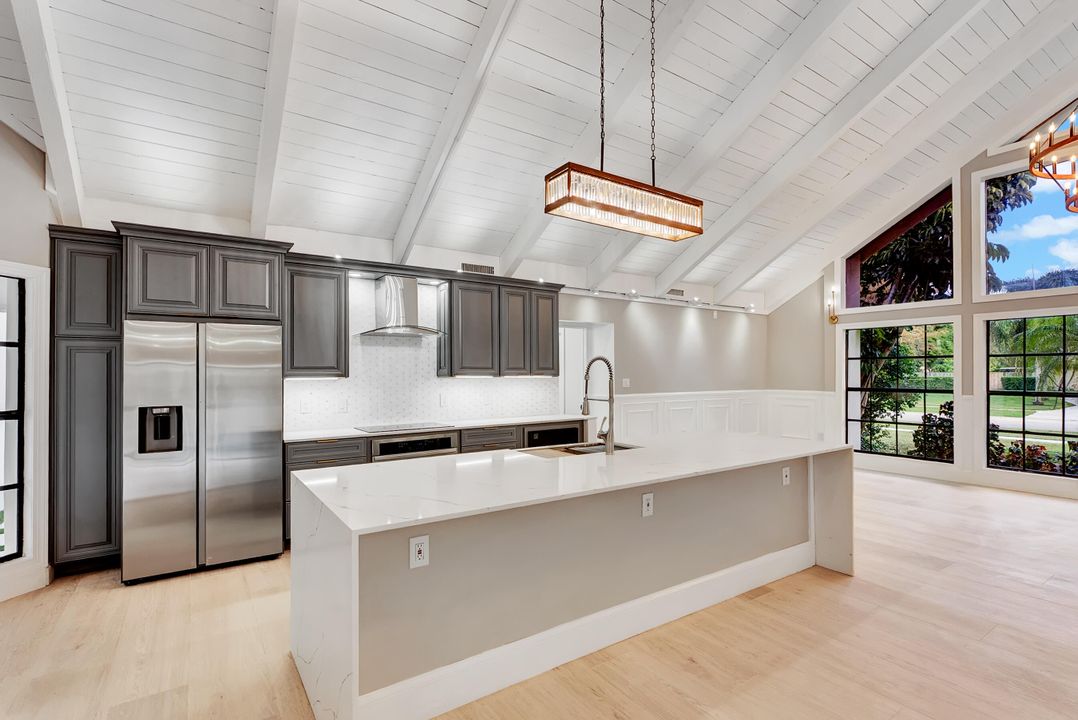 En Venta: $925,000 (3 camas, 2 baños, 1938 Pies cuadrados)