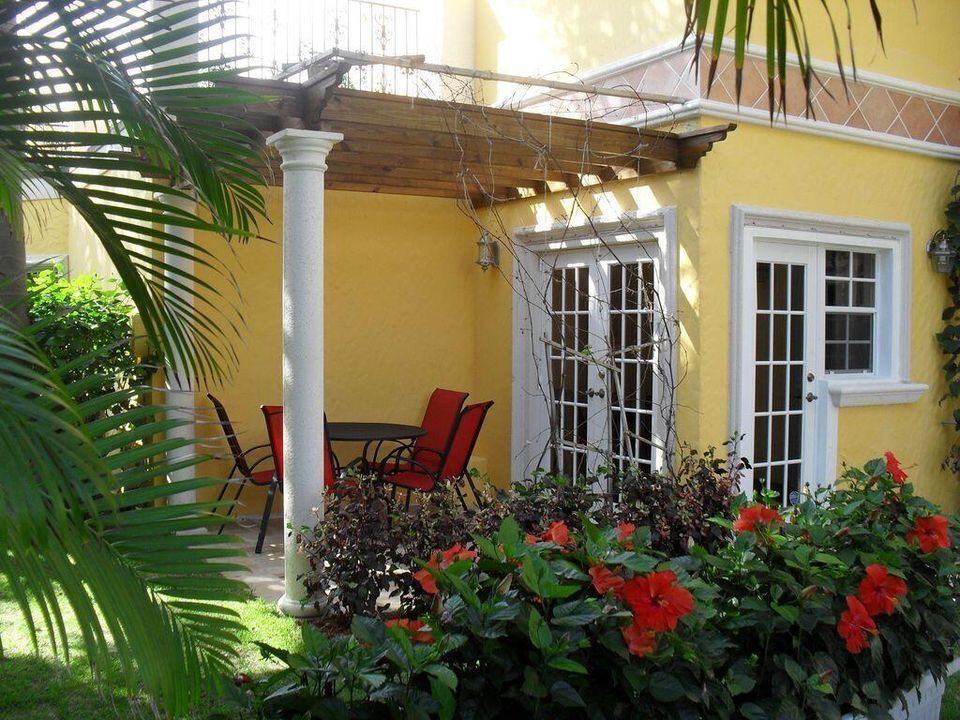 For Rent: $30,000 (6 beds, 5 baths, 6100 Square Feet)