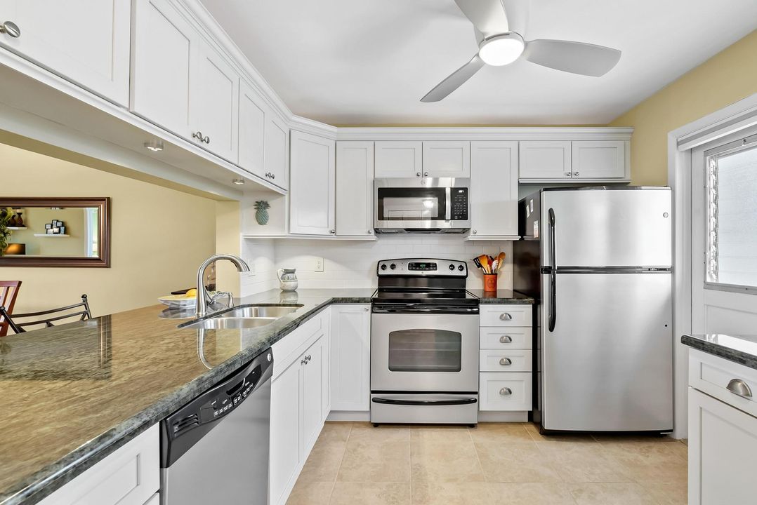 For Sale: $309,900 (2 beds, 2 baths, 1009 Square Feet)