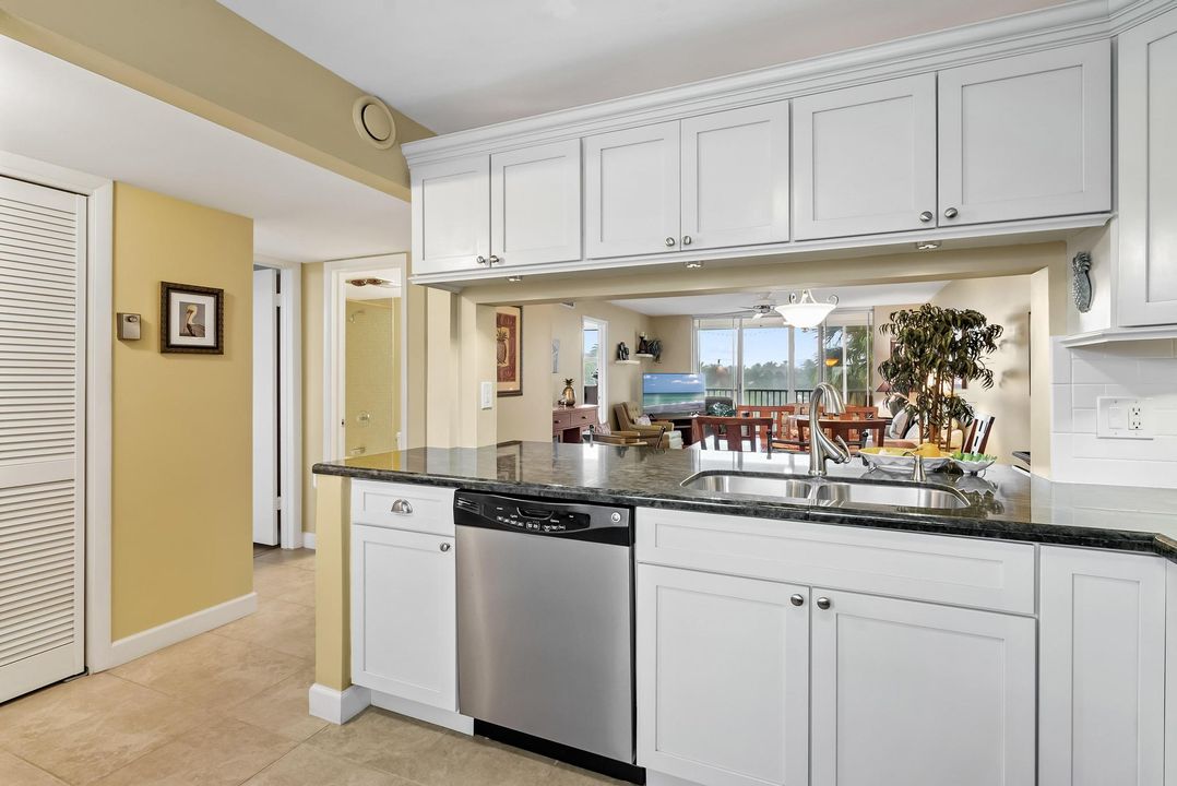 For Sale: $309,900 (2 beds, 2 baths, 1009 Square Feet)