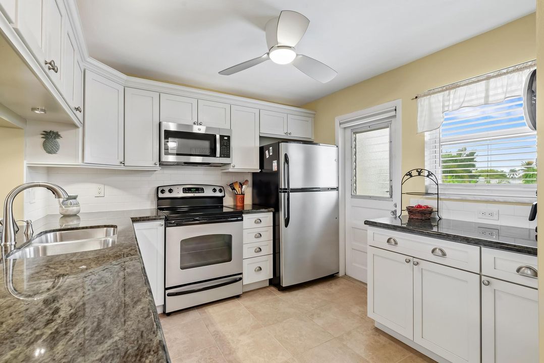 For Sale: $309,900 (2 beds, 2 baths, 1009 Square Feet)