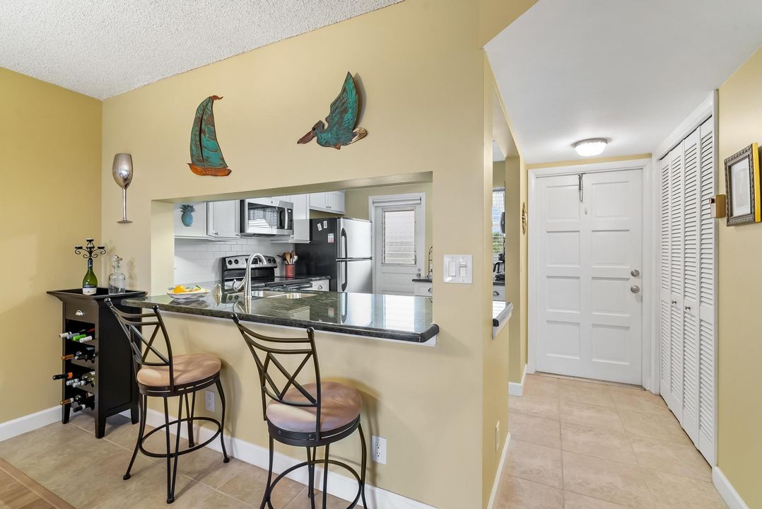 For Sale: $309,900 (2 beds, 2 baths, 1009 Square Feet)