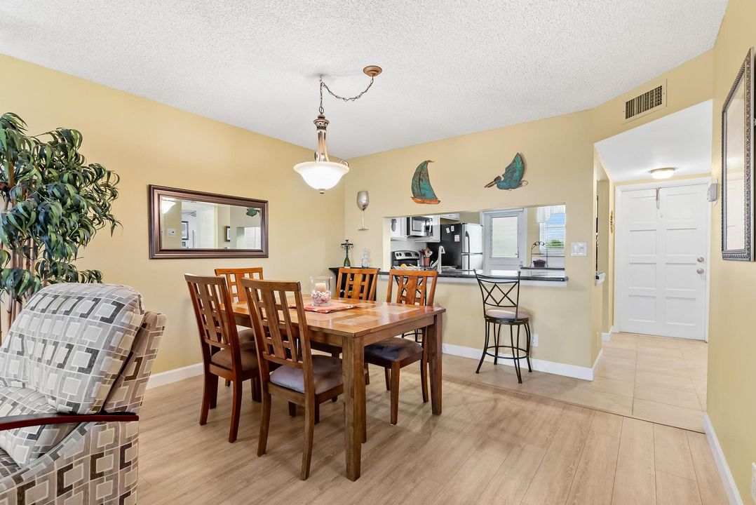 For Sale: $309,900 (2 beds, 2 baths, 1009 Square Feet)