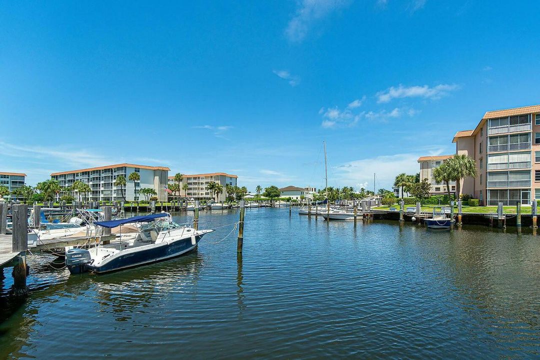 For Sale: $309,900 (2 beds, 2 baths, 1009 Square Feet)