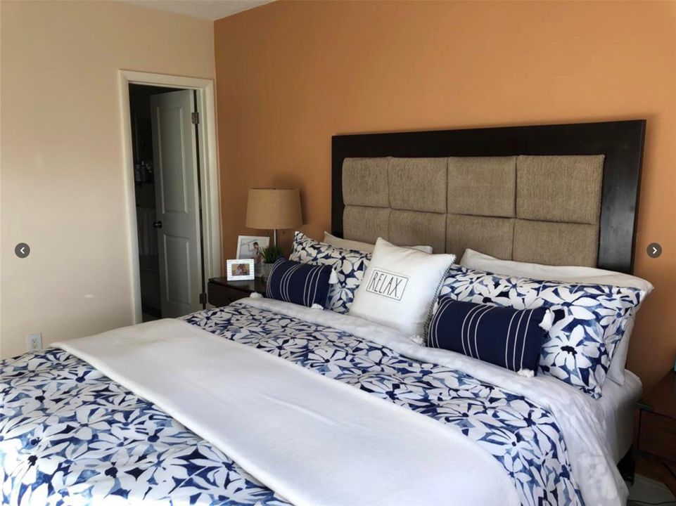 For Sale: $159,500 (2 beds, 2 baths, 940 Square Feet)