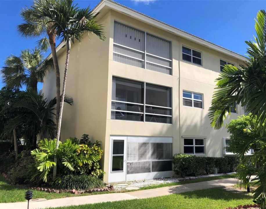 For Sale: $159,500 (2 beds, 2 baths, 940 Square Feet)