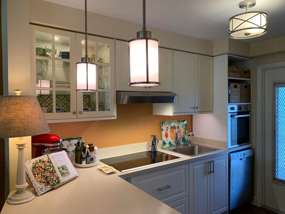 For Sale: $159,500 (2 beds, 2 baths, 940 Square Feet)