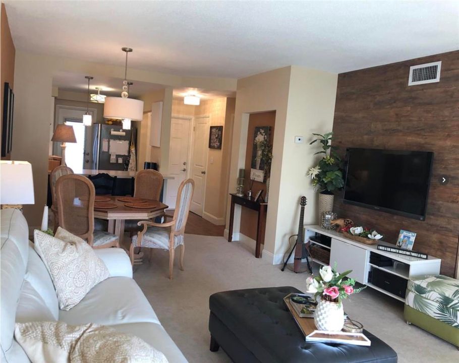 For Sale: $159,500 (2 beds, 2 baths, 940 Square Feet)