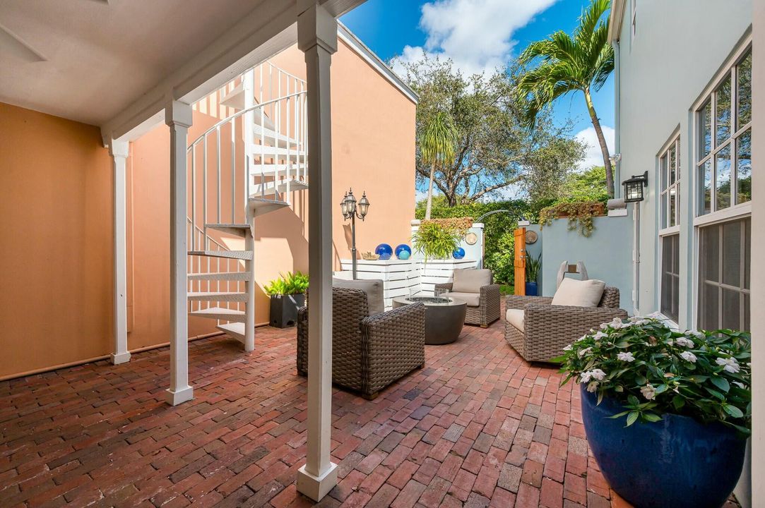 For Sale: $599,000 (4 beds, 3 baths, 1979 Square Feet)