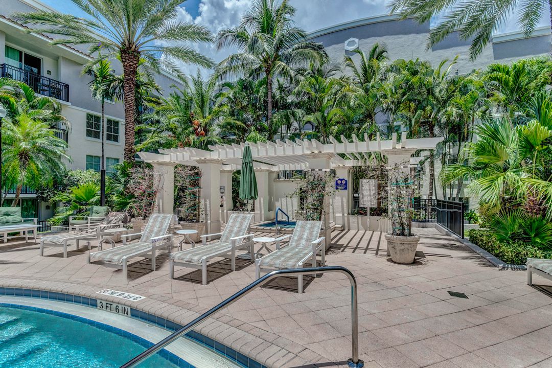 出租: $4,250 (2 贝兹, 2 浴室, 1121 平方英尺)