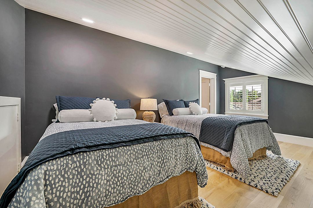 For Sale: $1,695,000 (3 beds, 2 baths, 2313 Square Feet)