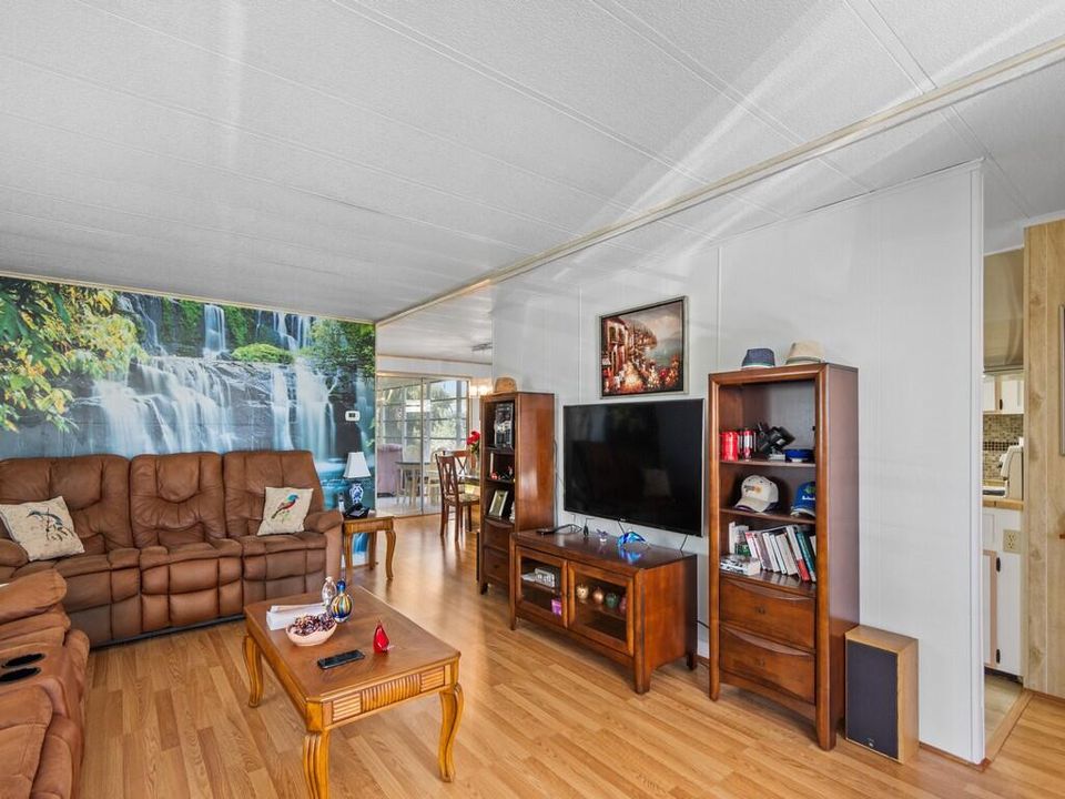 На продажу: $87,000 (2 спален, 2 ванн, 1350 Квадратных фут)