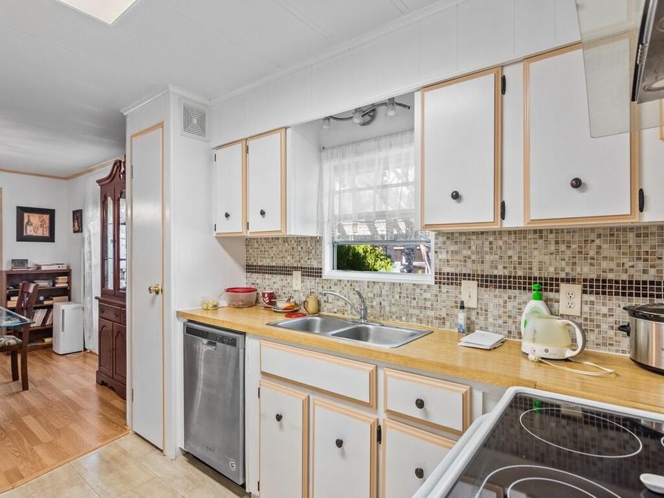 На продажу: $87,000 (2 спален, 2 ванн, 1350 Квадратных фут)